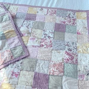 Twin Quilt with 2 pillow shams. Cottage design